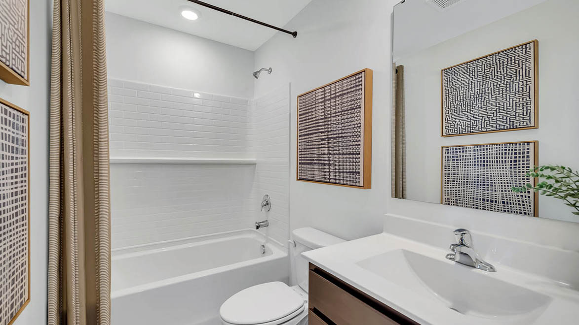 secondary full bathroom