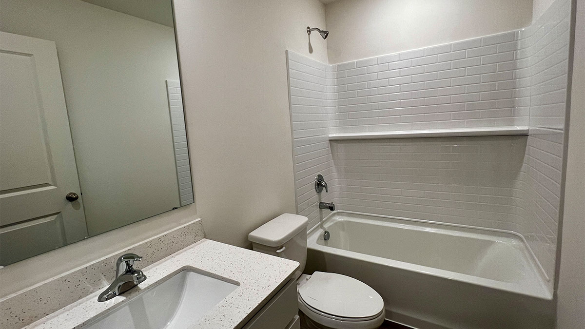 secondary full bathroom