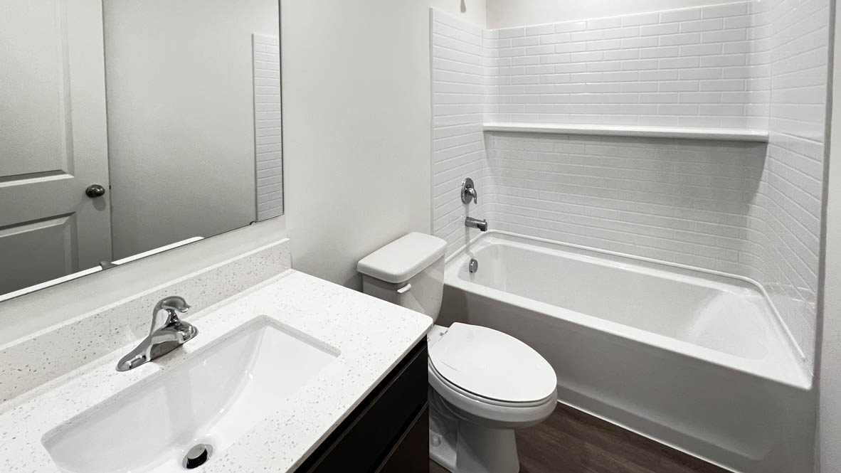 secondary full bathroom