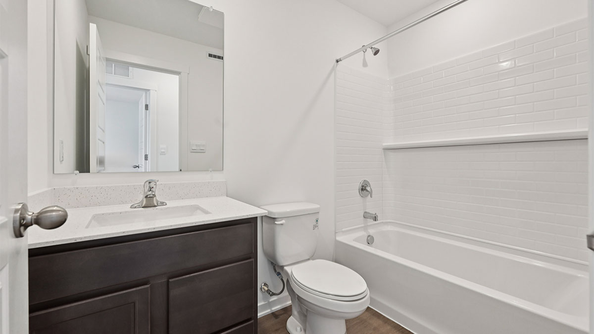 Secondary full bathroom