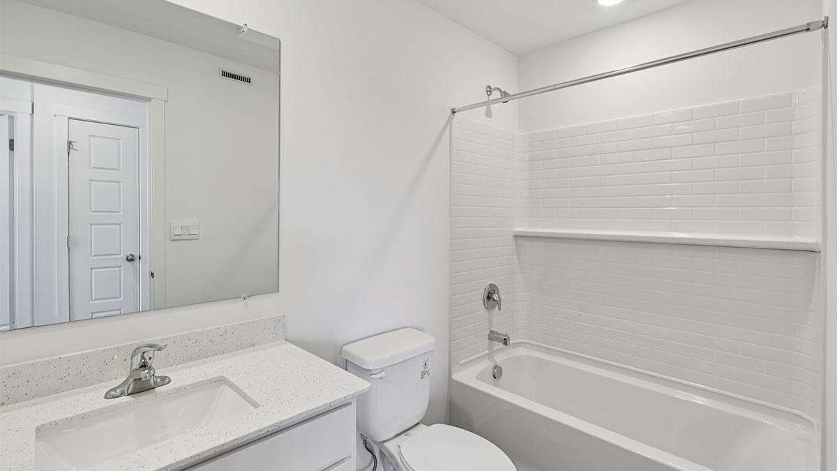 Secondary full bathroom