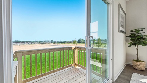 Spacious deck to backyard