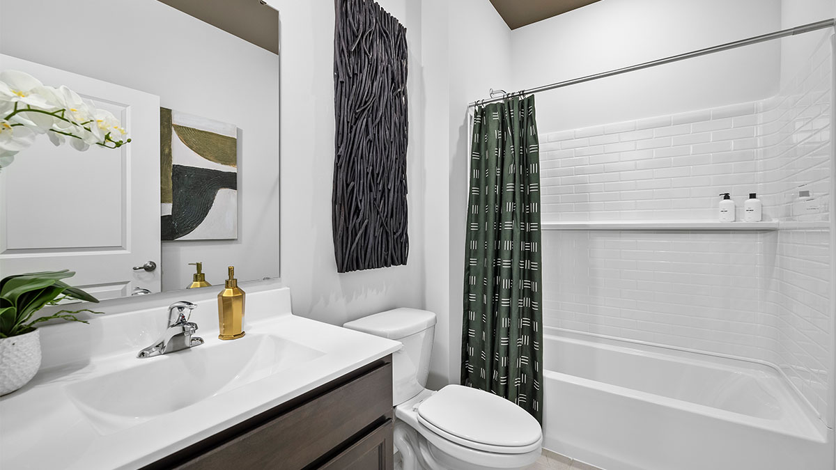 secondary full bathroom