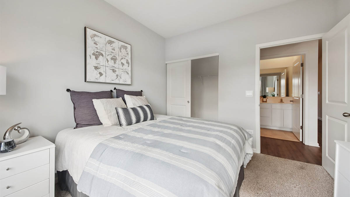 secondary bedroom with carpeted flooring and closet