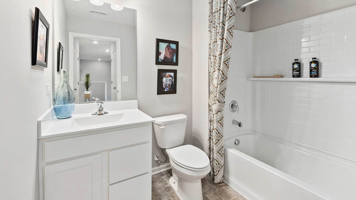 Secondary full bathroom