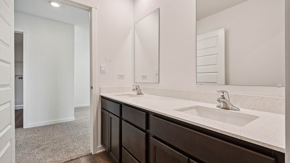 Secondary full bathroom