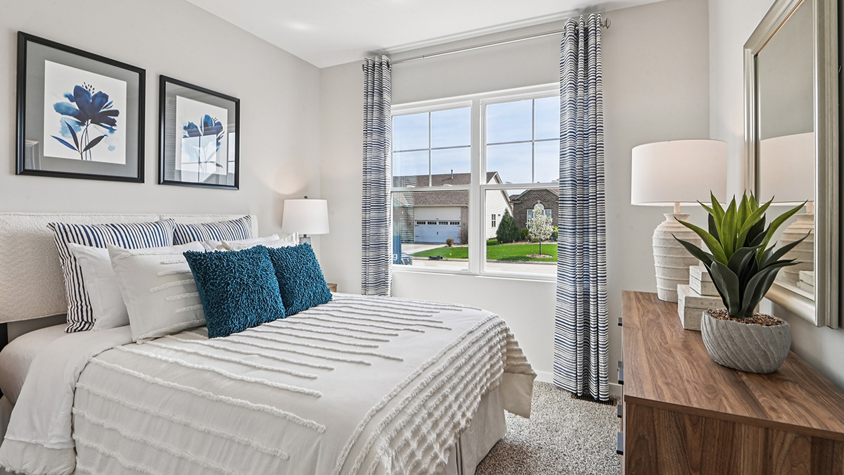 secondary bedroom with carpeted flooring and closet