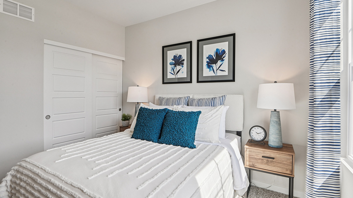 secondary bedroom with carpeted flooring and closet