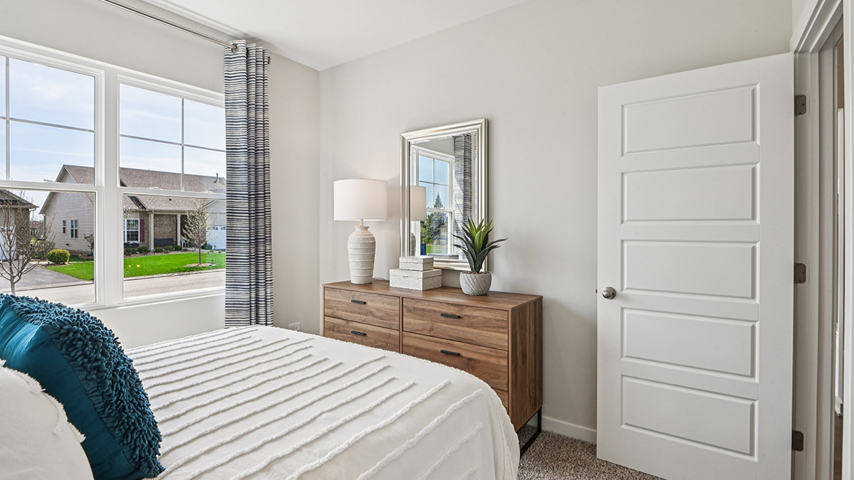 secondary bedroom with carpeted flooring and closet