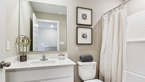 Secondary full bathroom