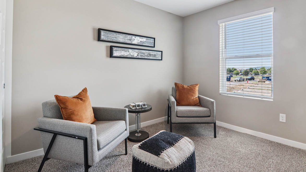 secondary bedroom with carpeted flooring and closet