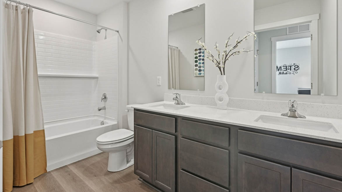 Secondary full bathroom