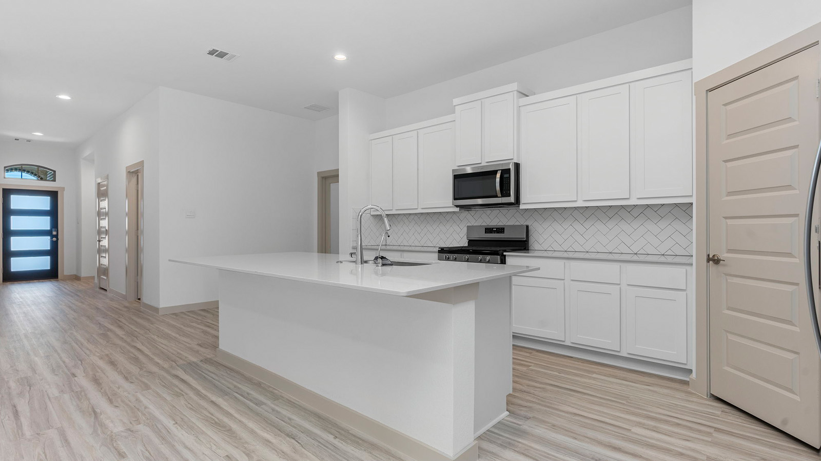 Open concpet kitchen with a large island