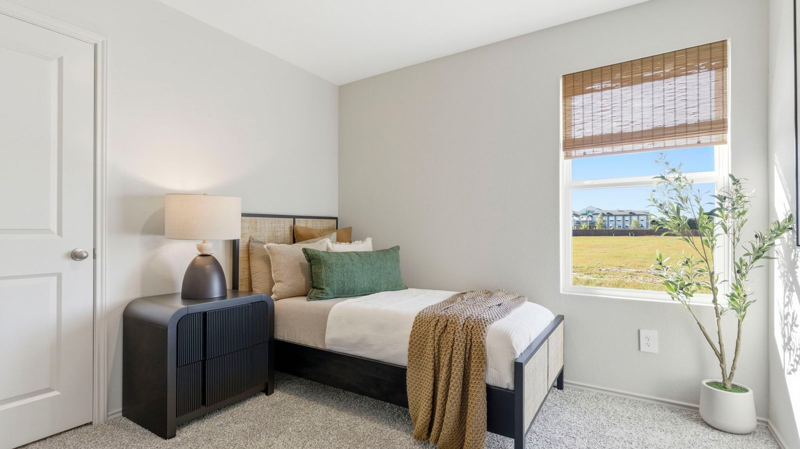 secondary bedroom with one window