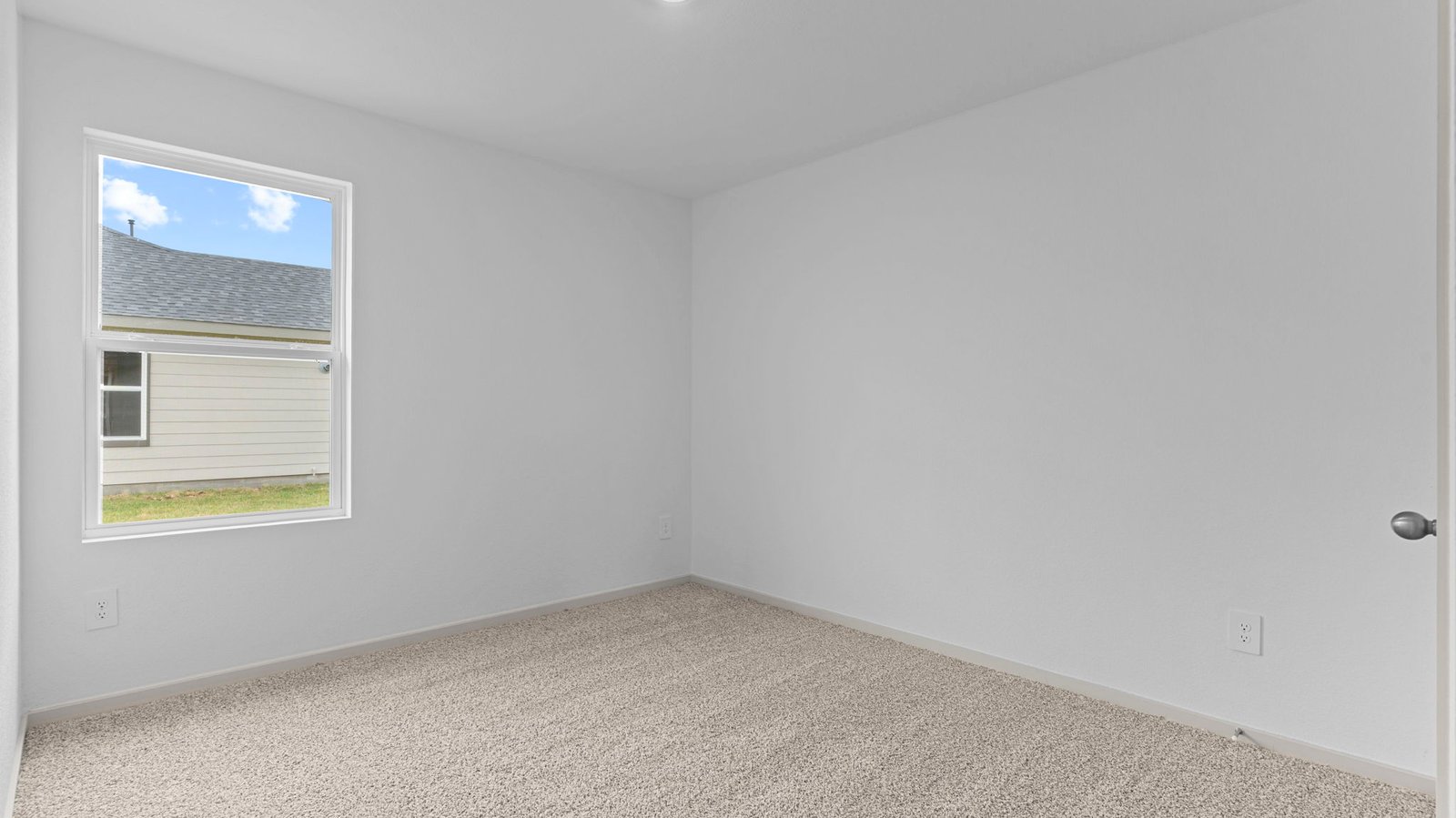 secondary bedroom with one window