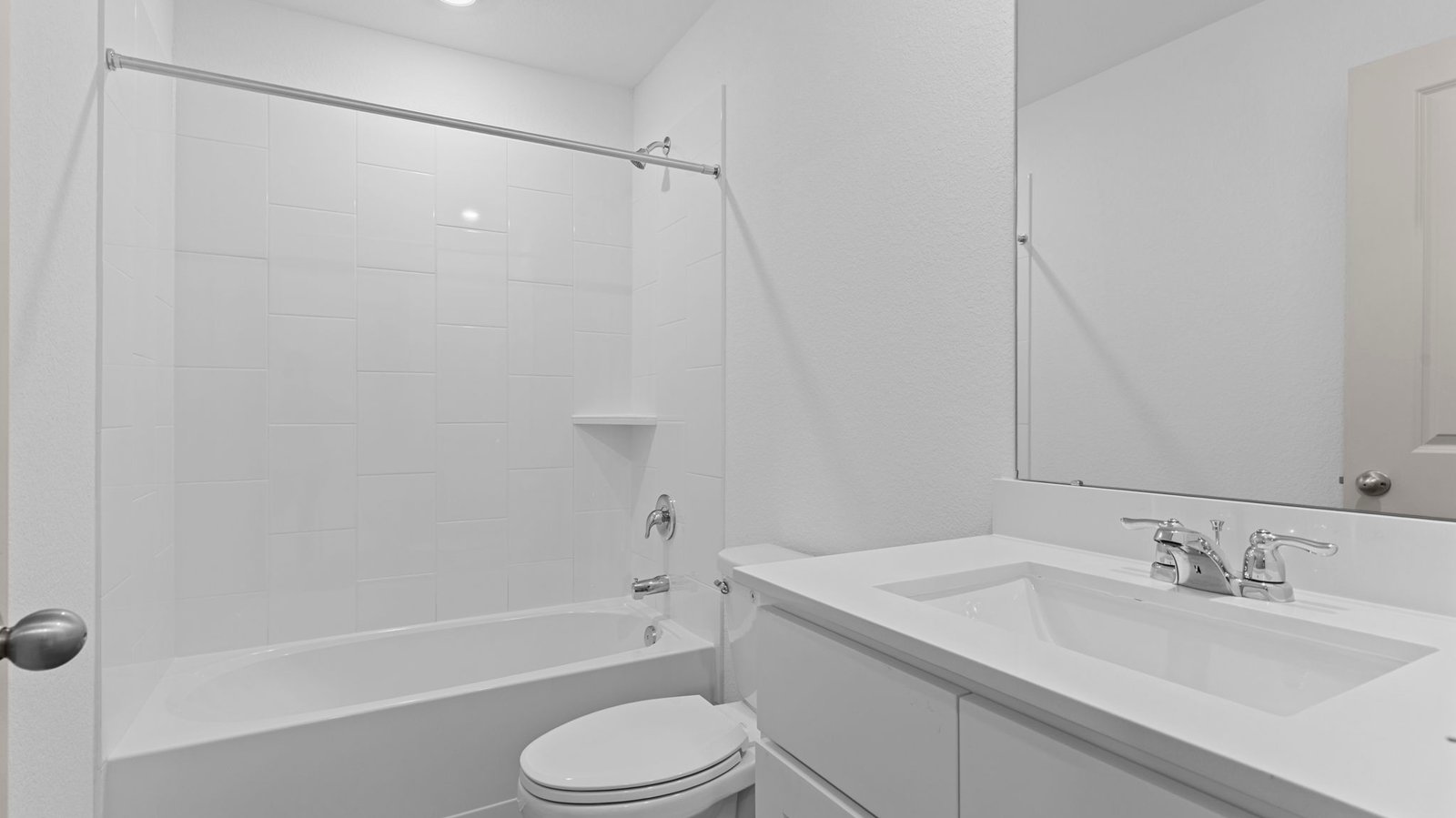 secondary bathroom with one sink and bathtub and shower combo