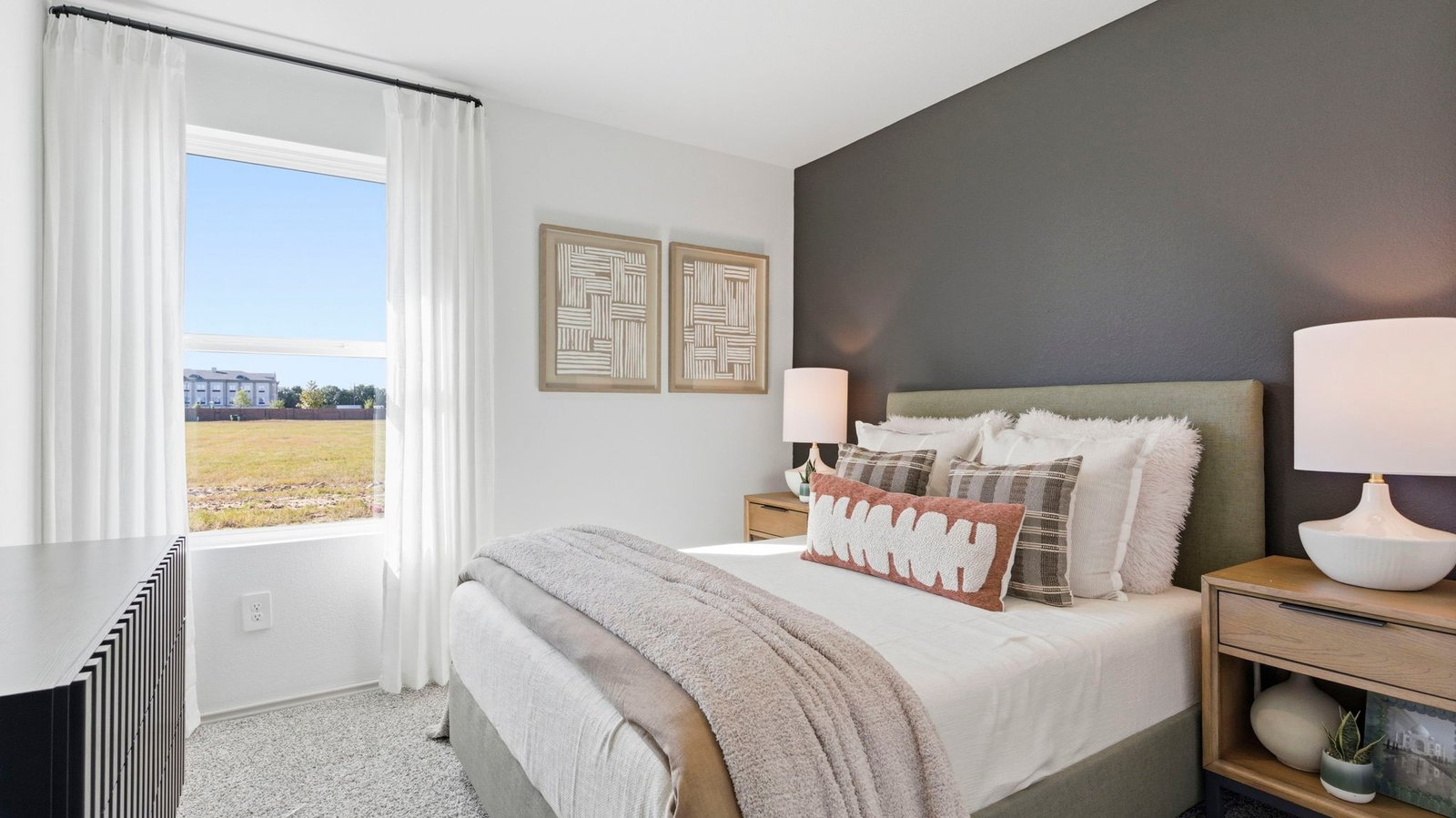 secondary bedroom with one window