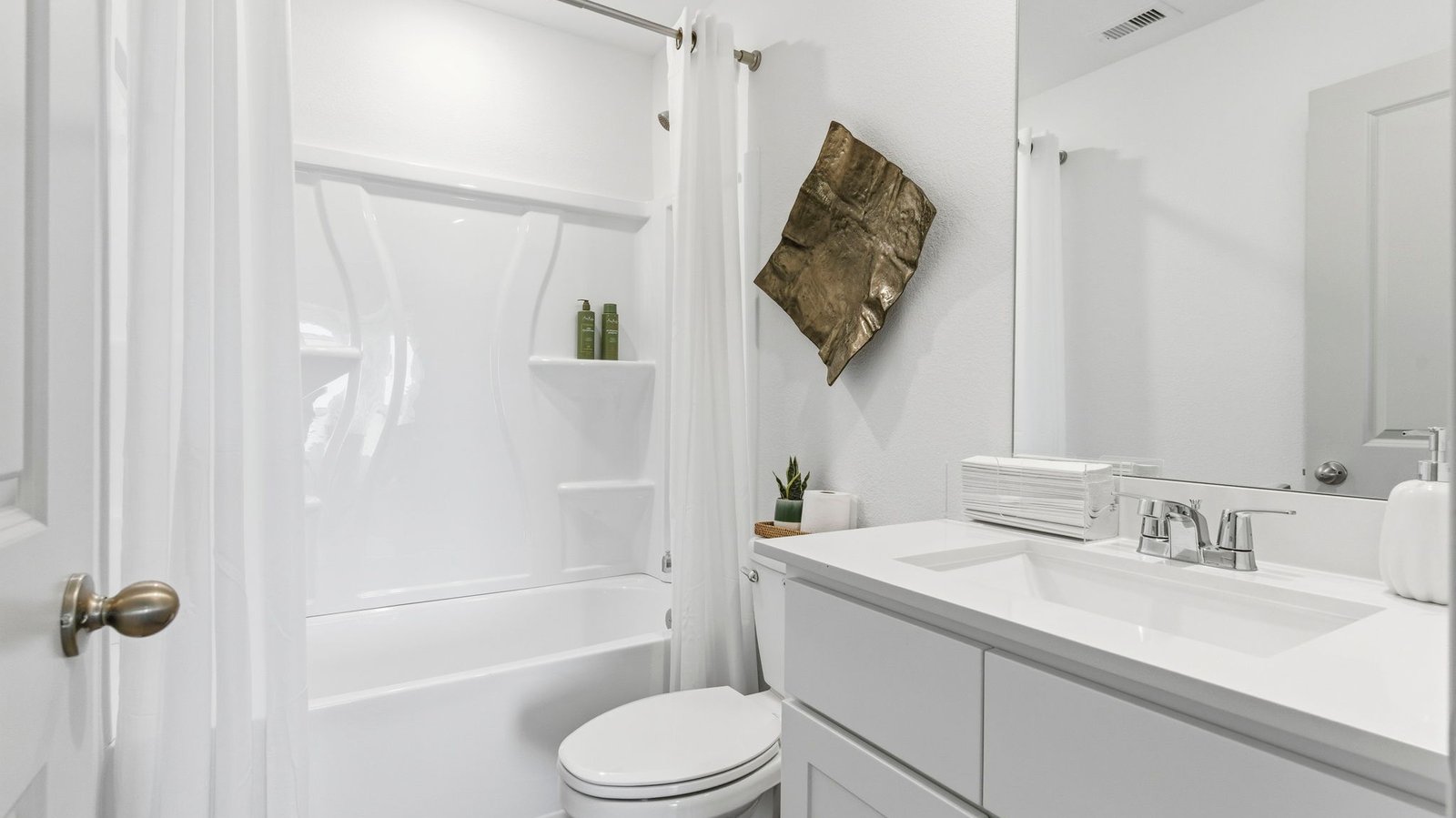 secondary bathroom with one sink and bathtub and shower combo
