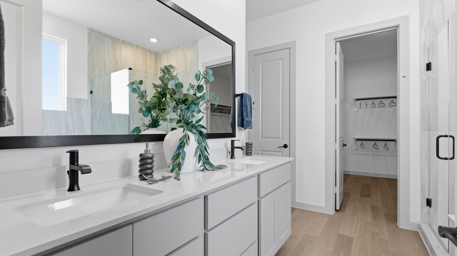Spacious ensuite bathroom with walk-in closet