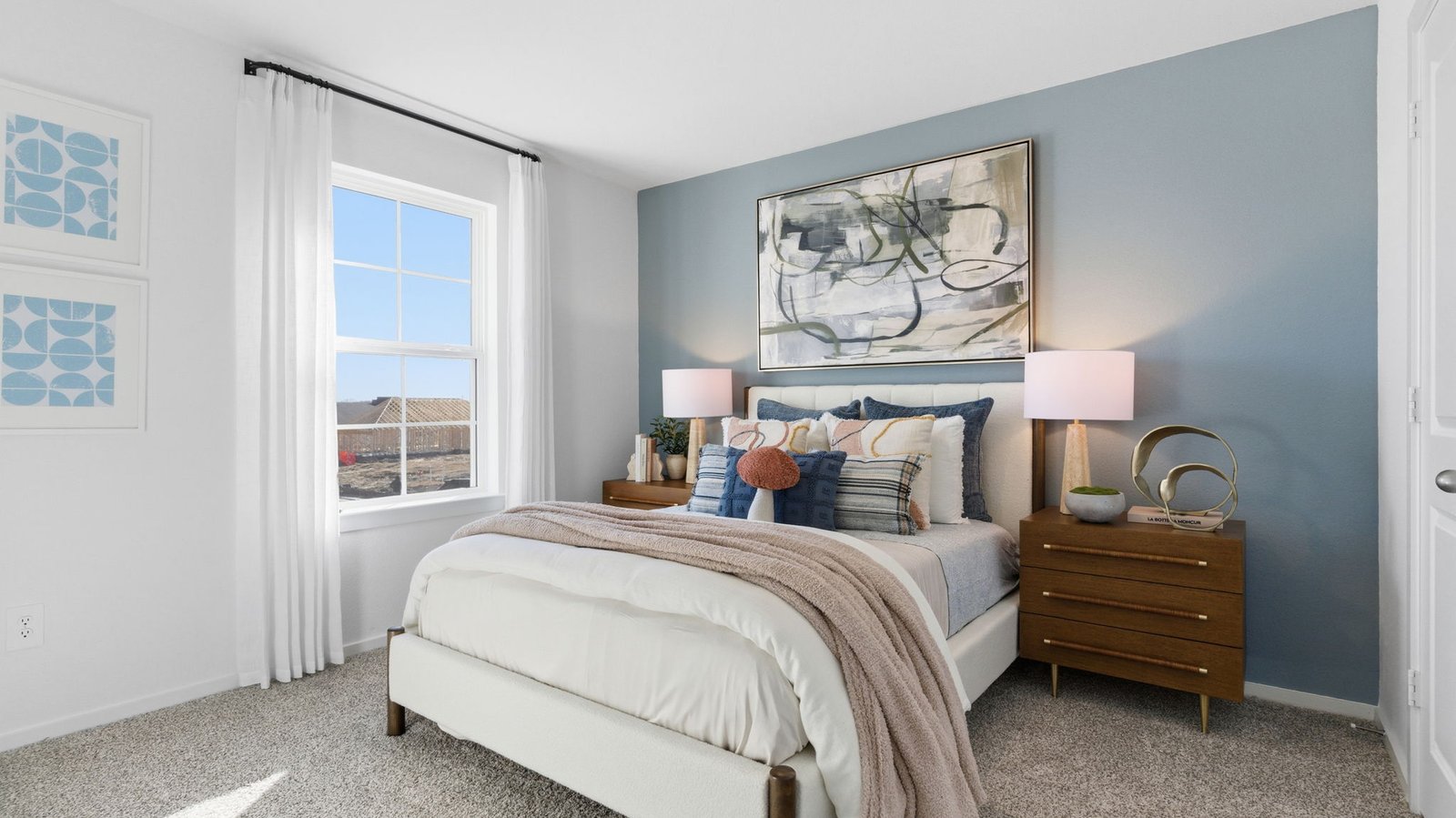 secondary bedroom with one window