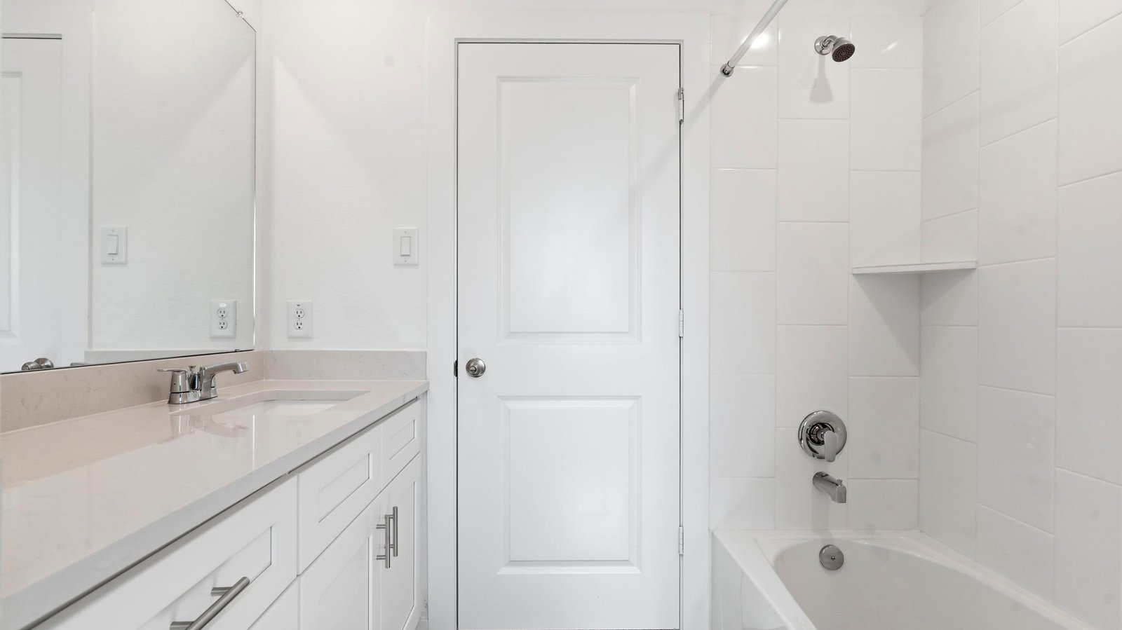 secondary bathroom tub and shower