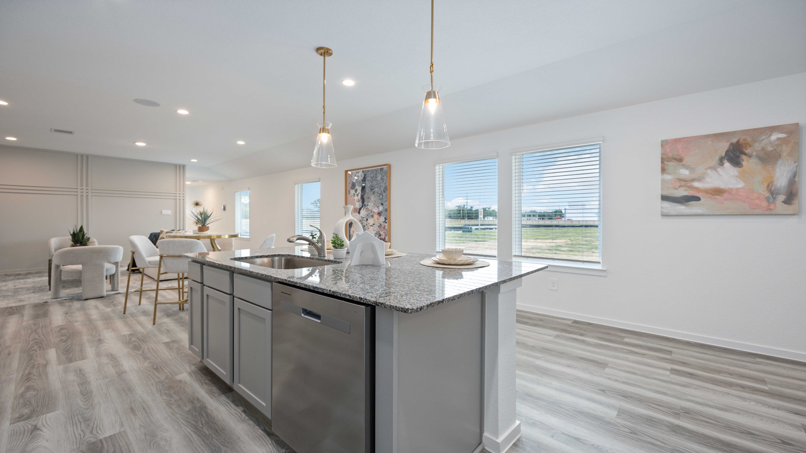 Large island in the kitchen with dishwasher