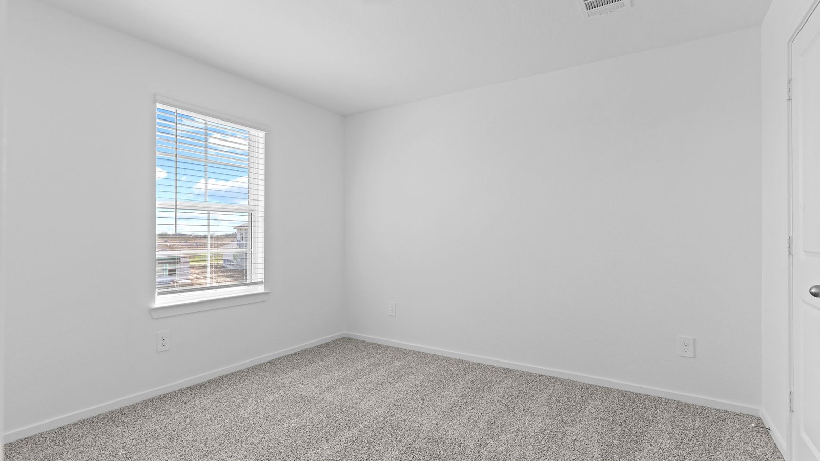 secondary bedroom with one window