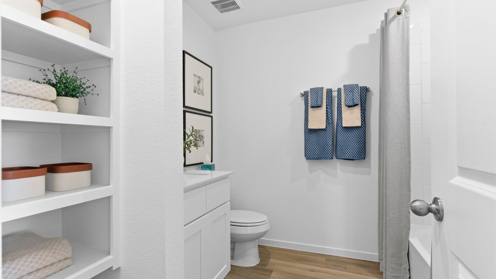 secondary full bathroom with one sink