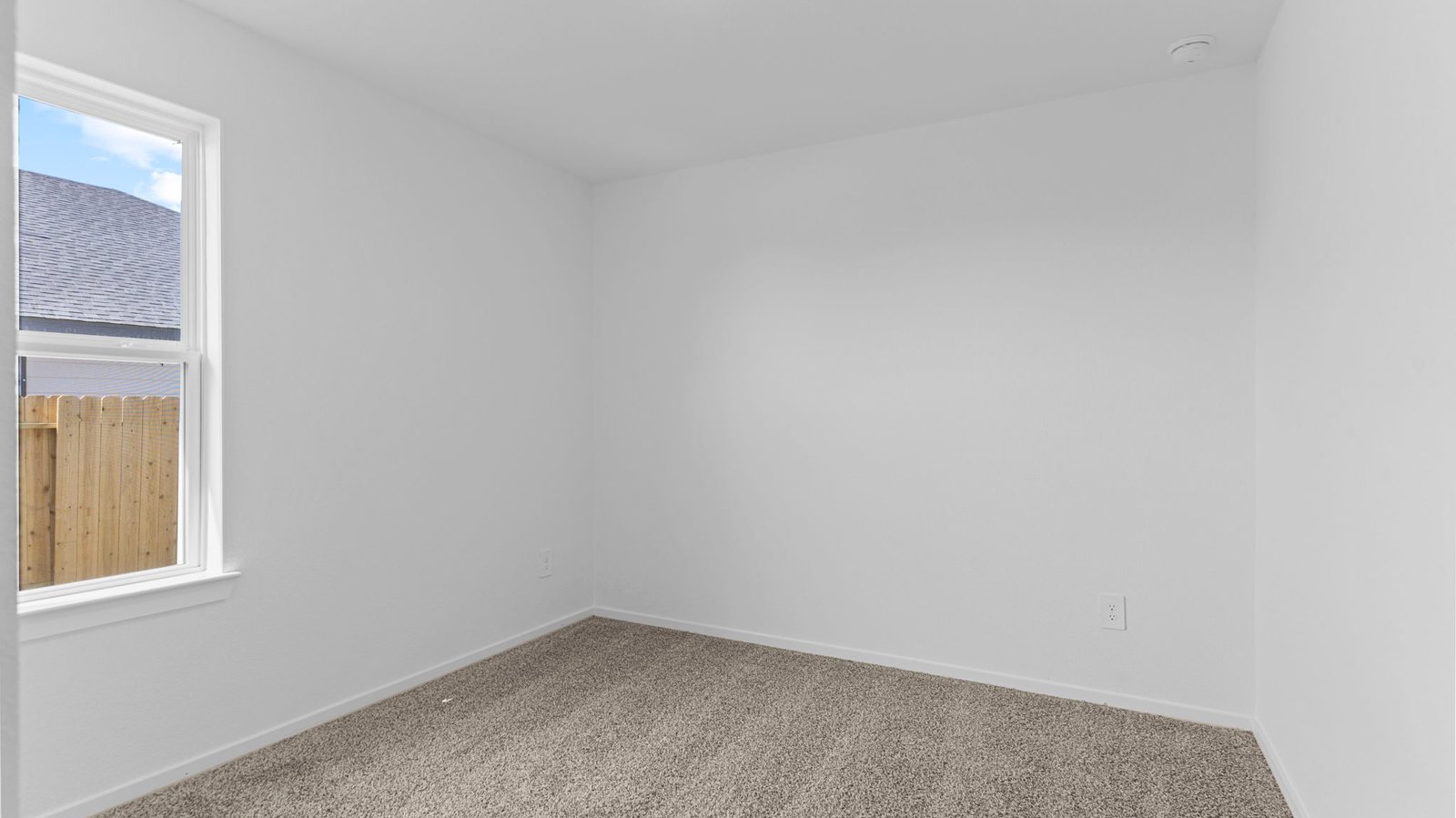 secondary bedroom with one window