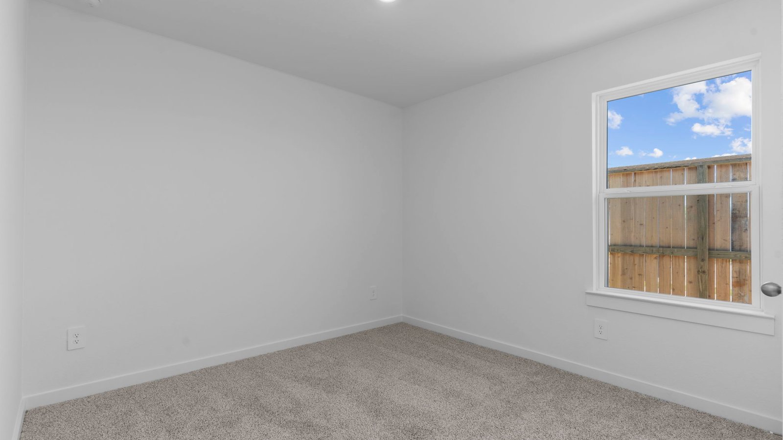 secondary bedroom with one window