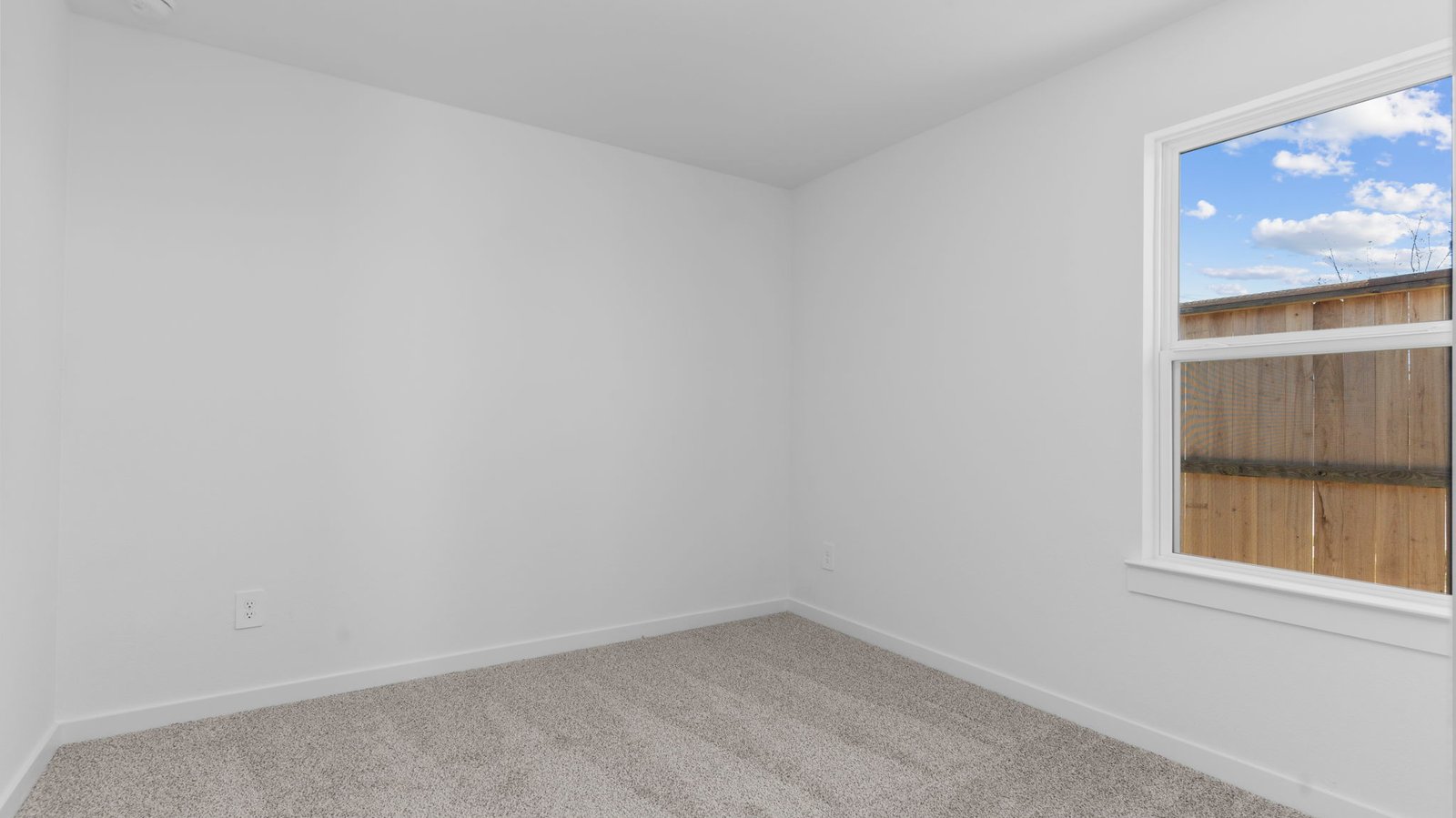 secondary bedroom with one window