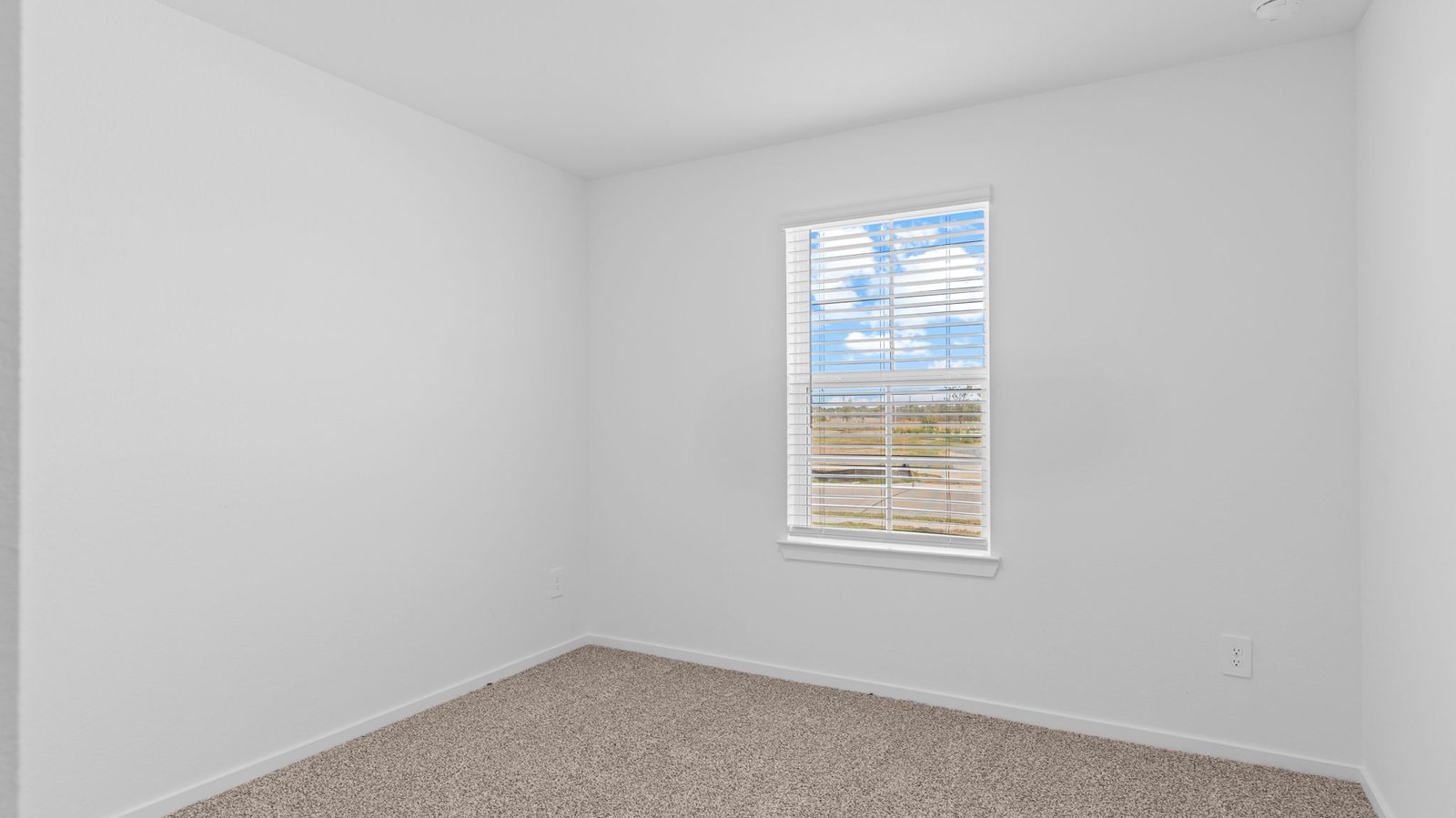 secondary bedroom with one window