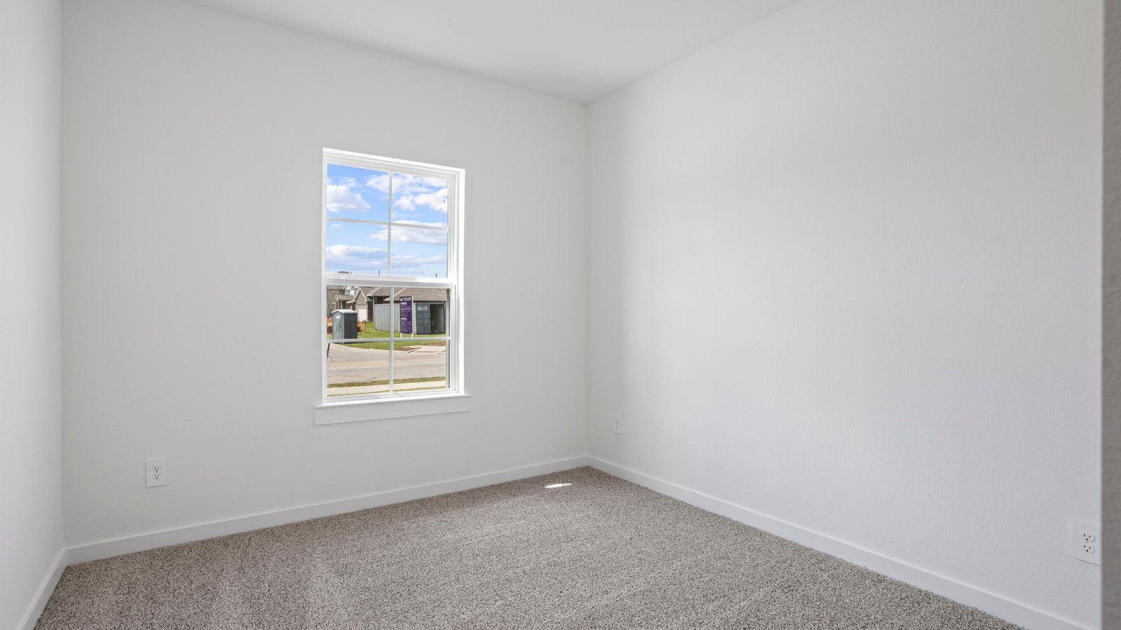 secondary bedroom with one window