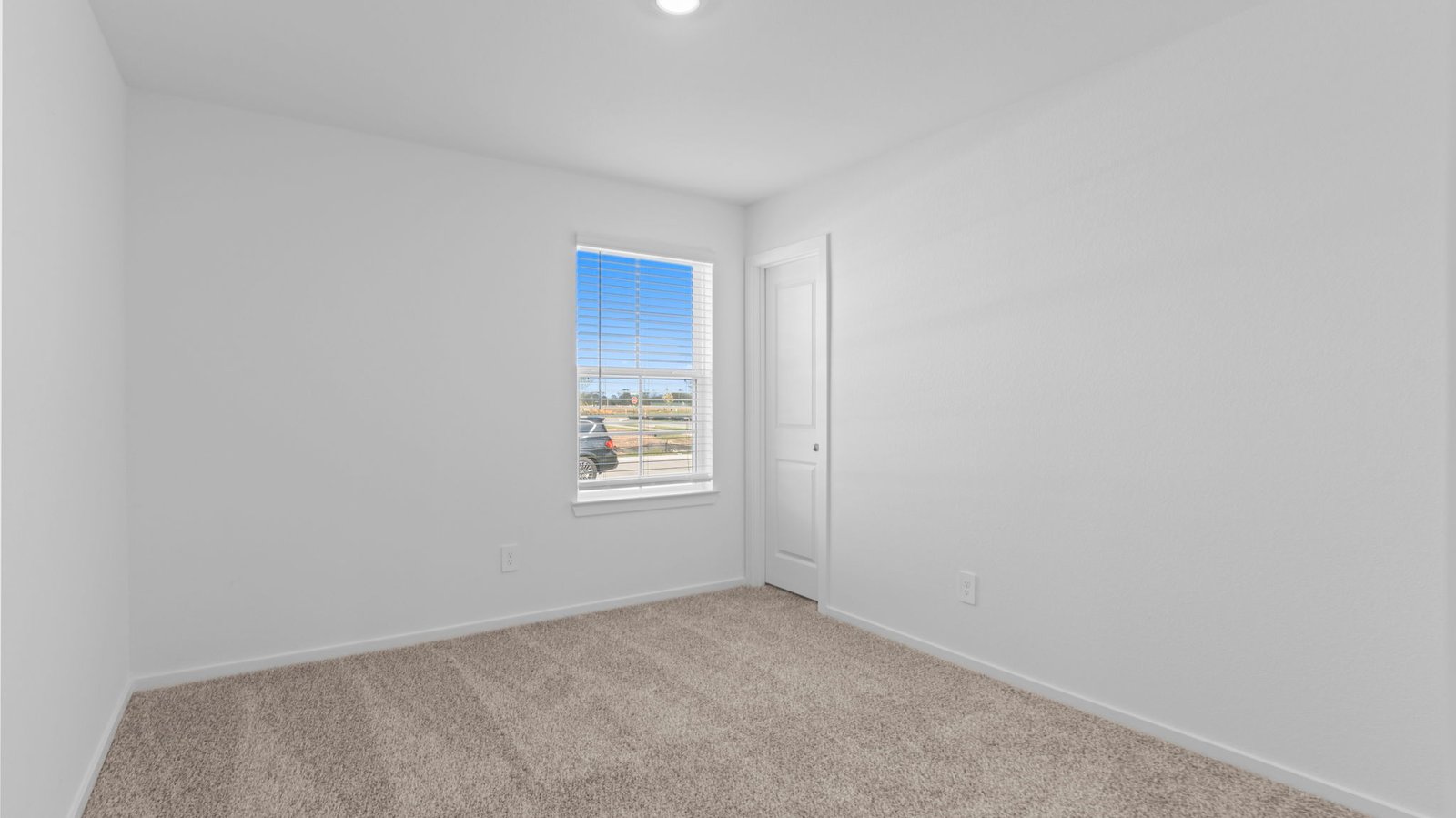 secondary bedroom with one window