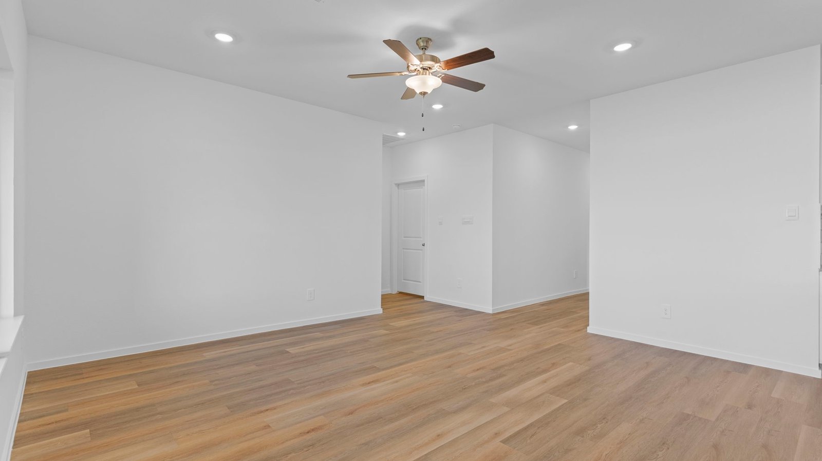 living room with celling fan