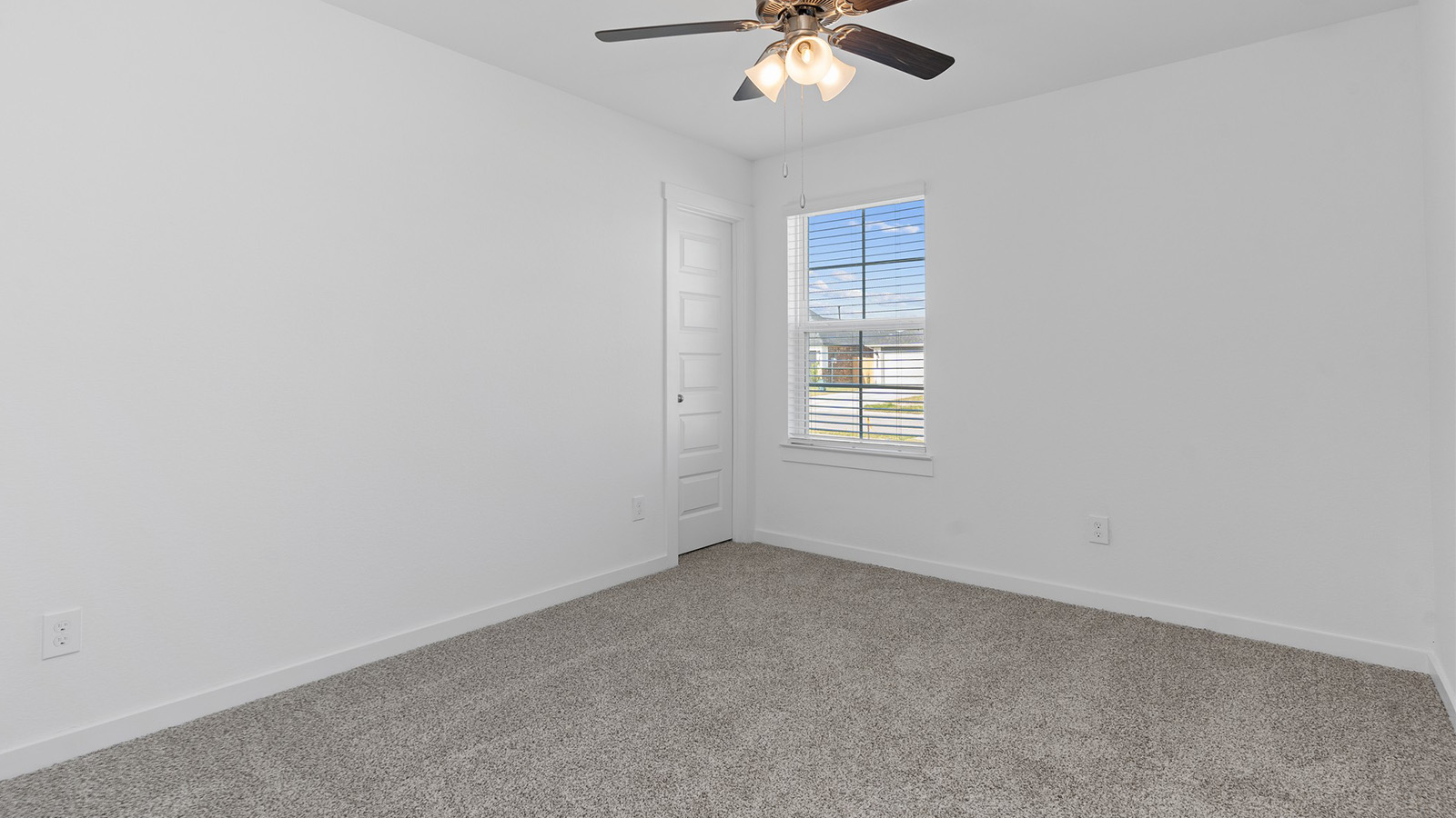 Secondary bedroom with one window and ceiling fan
