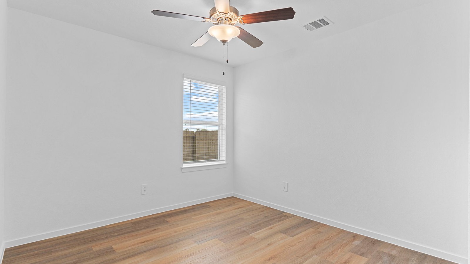 secondary bedroom with one window