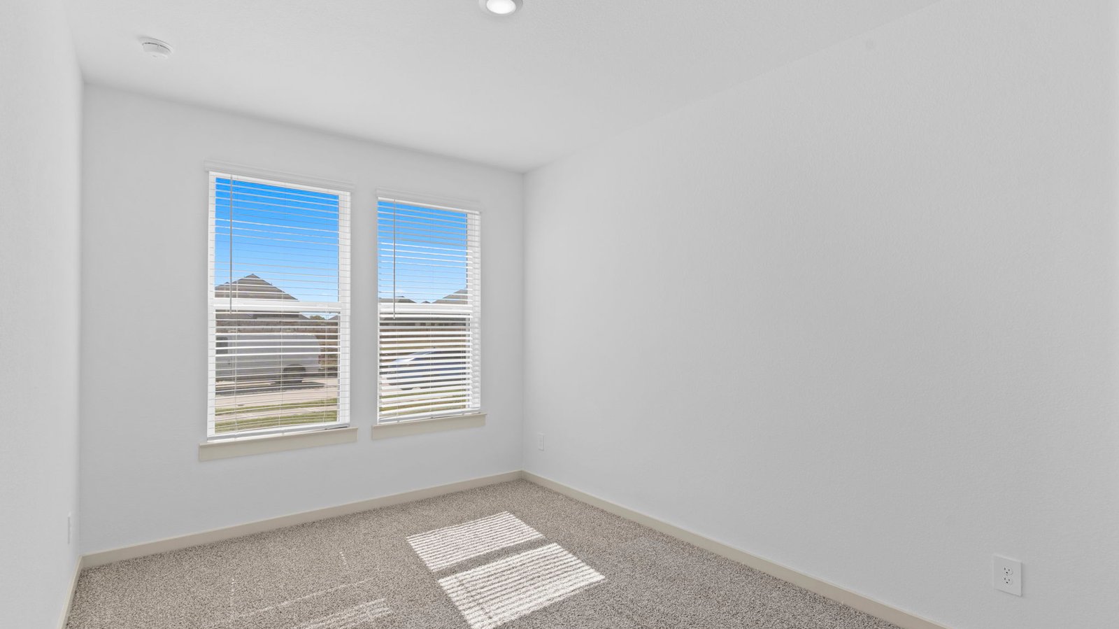 secondary bedroom with one window