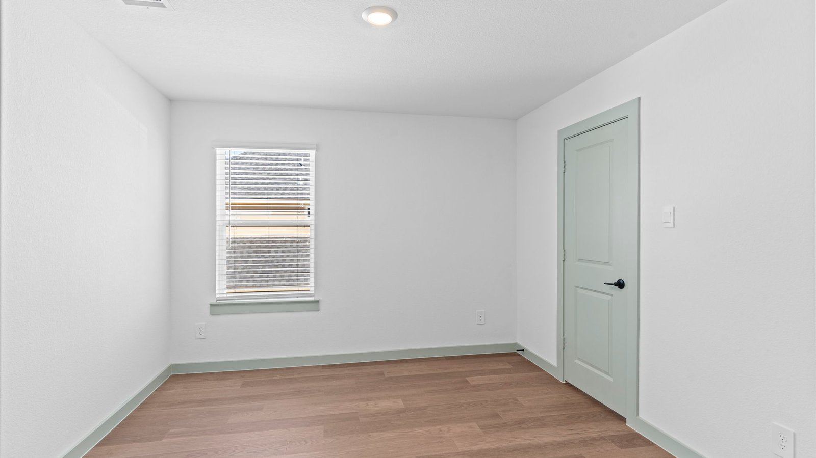 secondary bedroom with one window