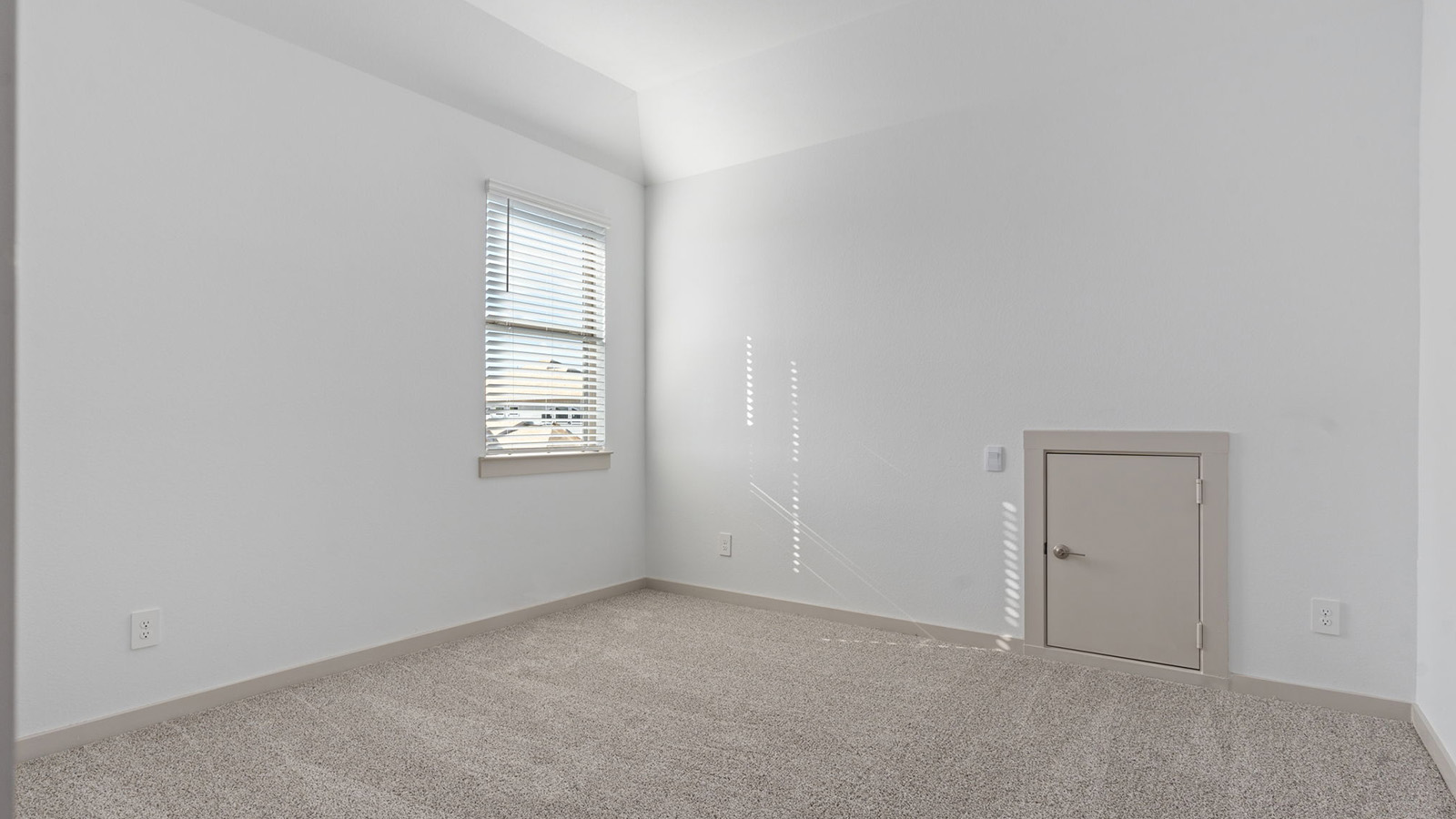 secondary bedroom with one window