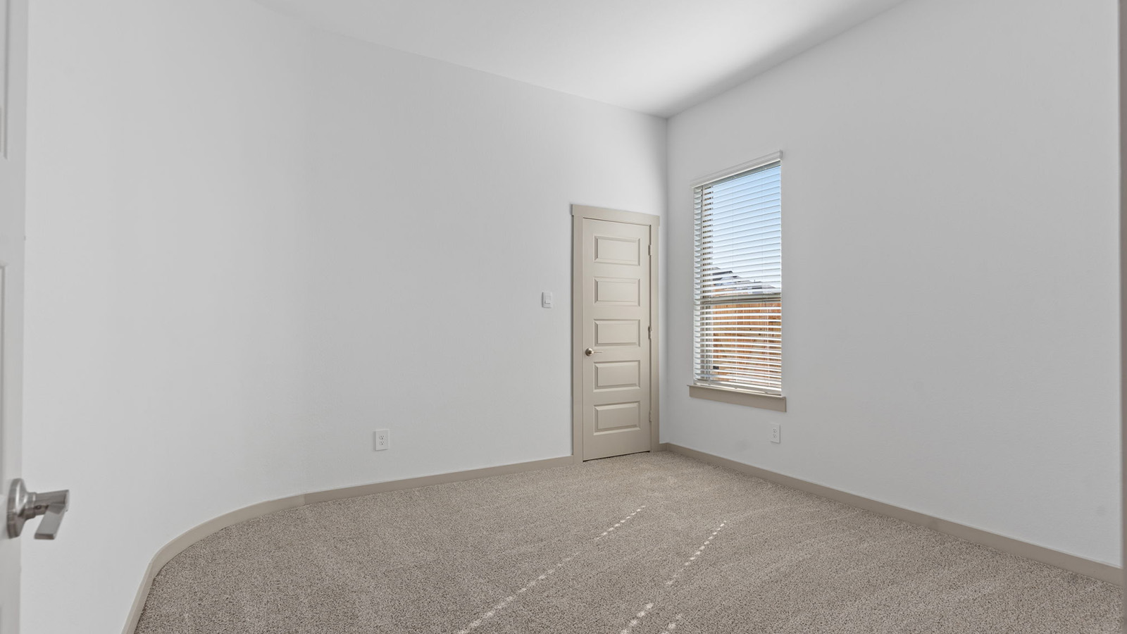 secondary bedroom with one window