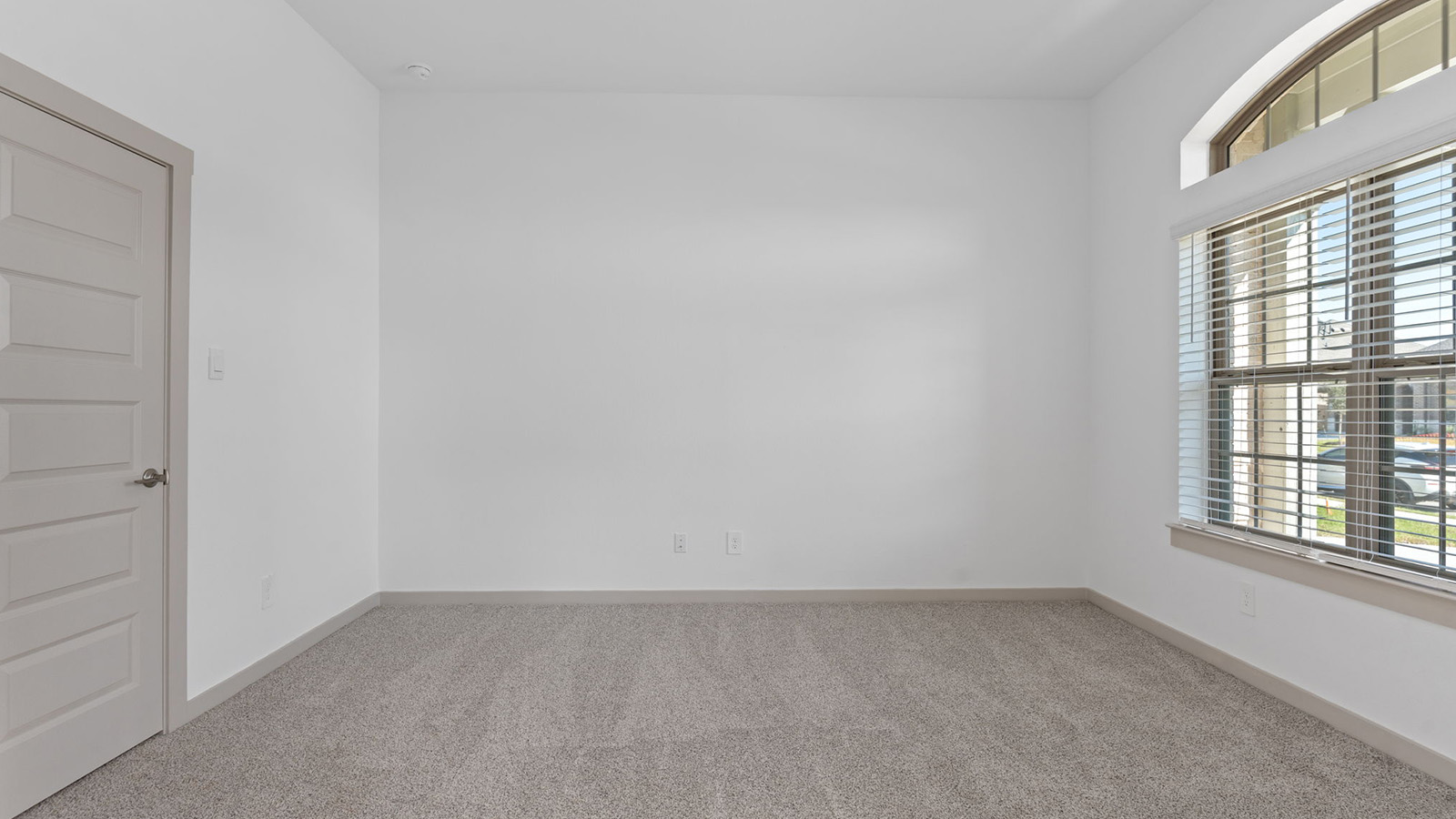 secondary bedroom with one window