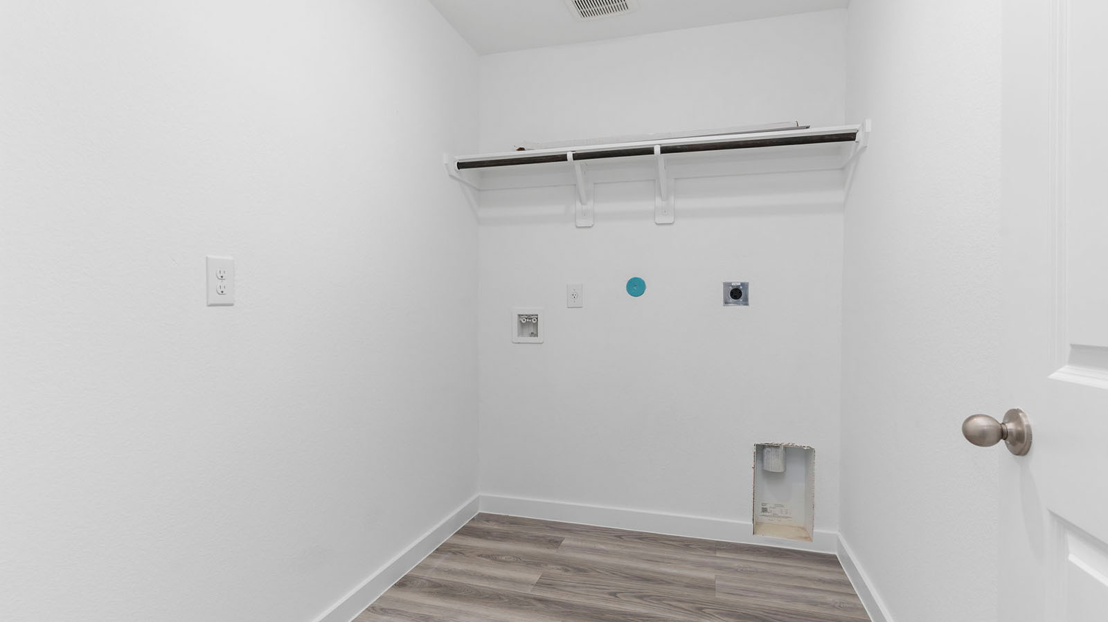 Walk in utility closet with washer and dryer hook ups