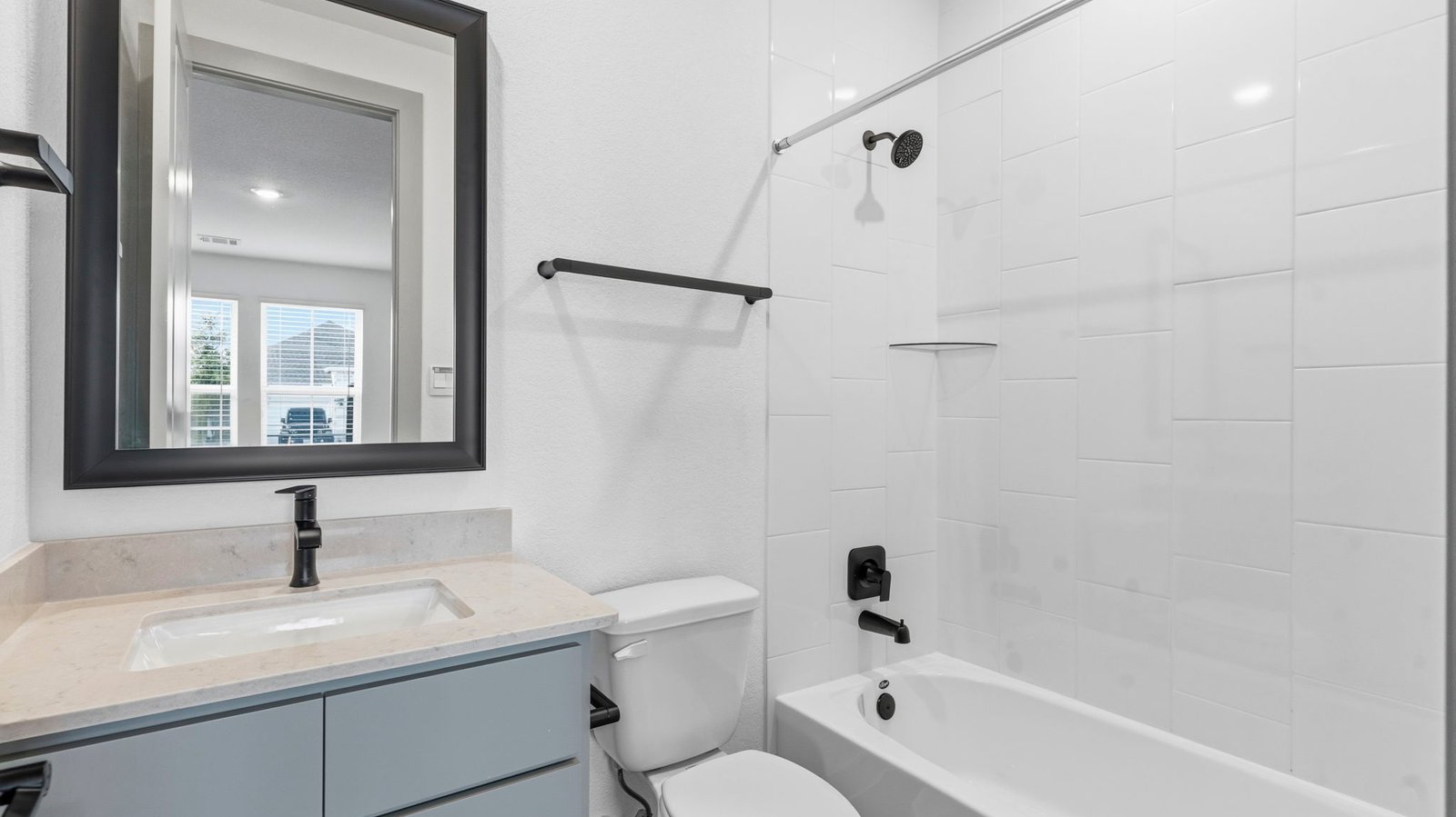 secondary full bathroom with one sink