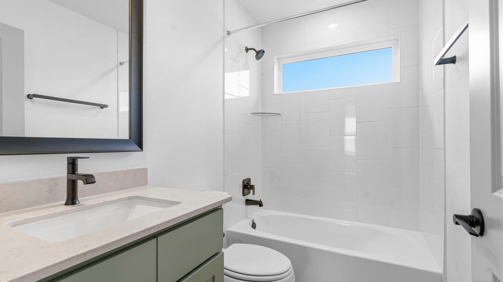 secondary full bathroom with one sink