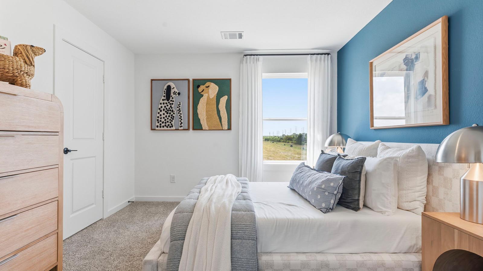 secondary bedroom with one window