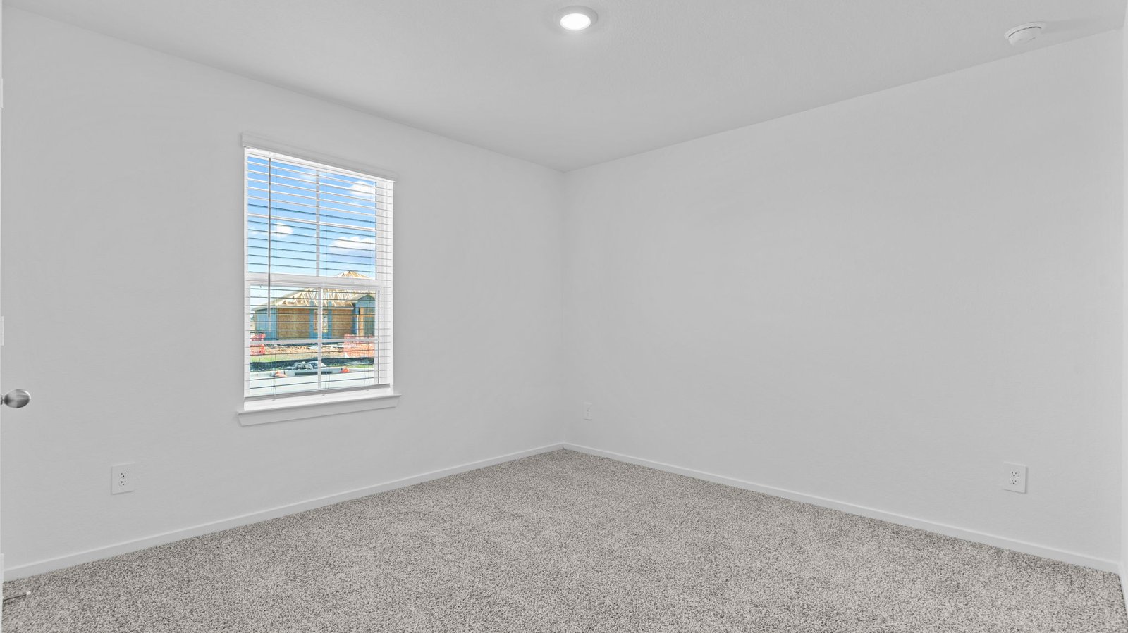 secondary bedroom with one window