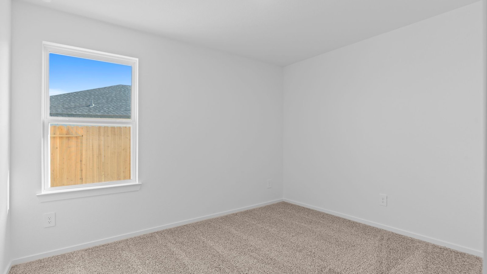 secondary bedroom with one window