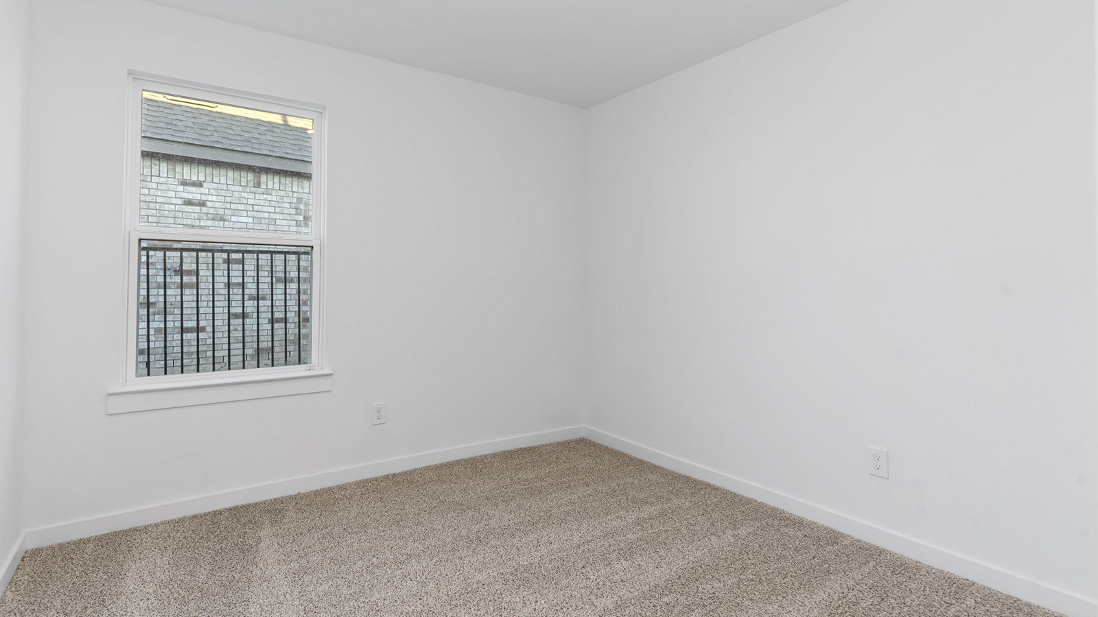 secondary bedroom with one window