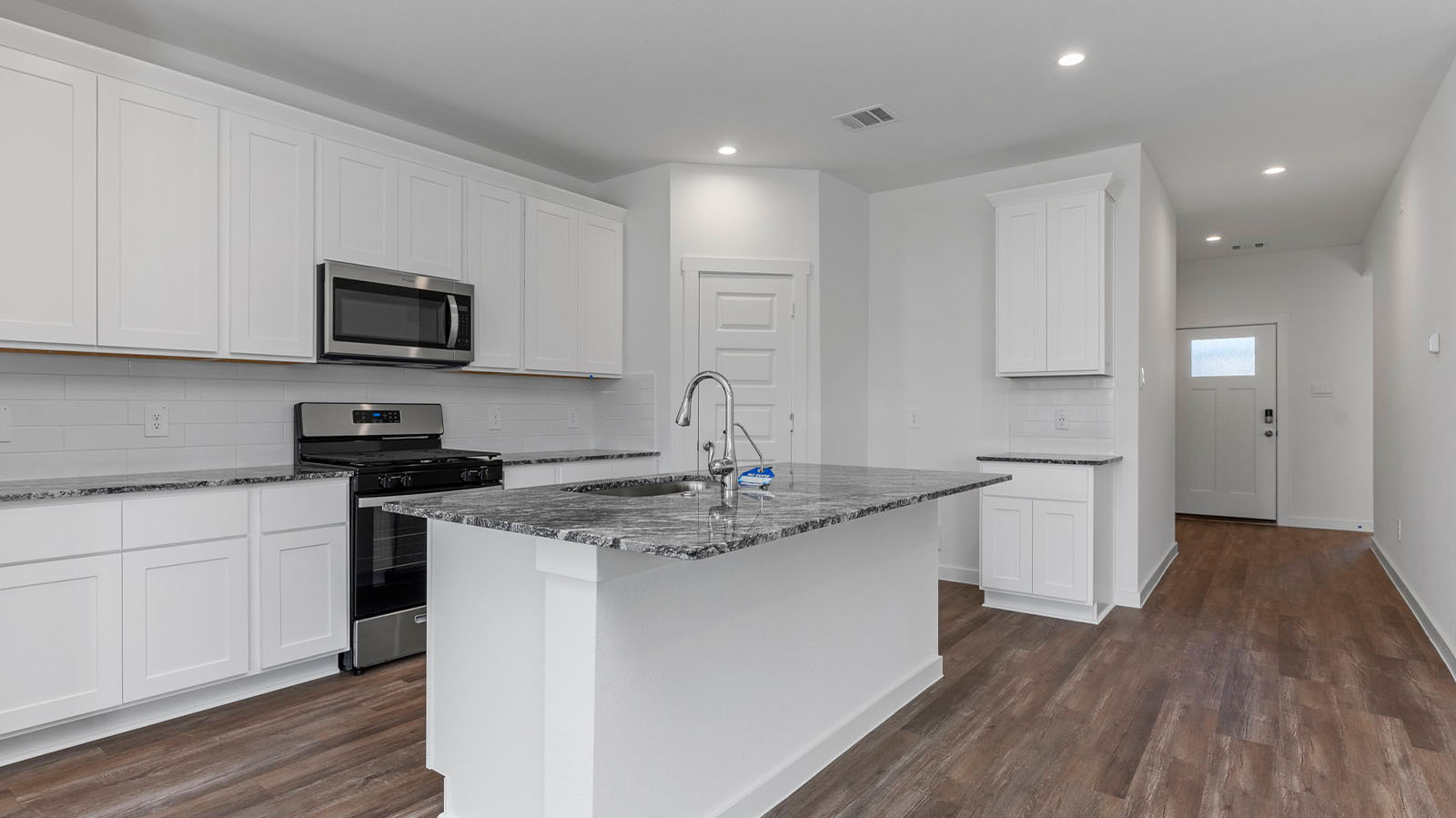 Kitchen with large island